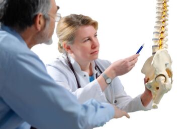 De arts raadpleegt de patiënt over de tekenen van osteochondrose van de thoracale wervelkolom