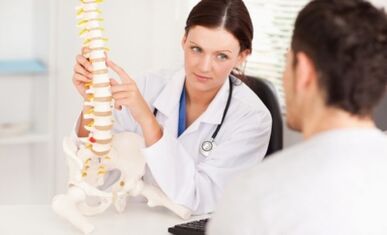 De arts vertelt de patiënt over de stadia van thoracale osteochondrose en hun manifestaties