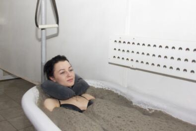 Modderbaden in een medisch sanatorium verlichten ontstekingen en versnellen weefselregeneratie in geval van thoracale osteochondrose