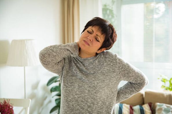 een vrouw heeft osteochondrose van de cervicale wervelkolom