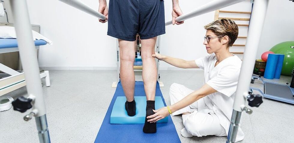Fysiotherapeut die patiënt met knieartrose instrueert