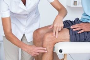 Lichamelijk onderzoek van de knie om artrose te diagnosticeren